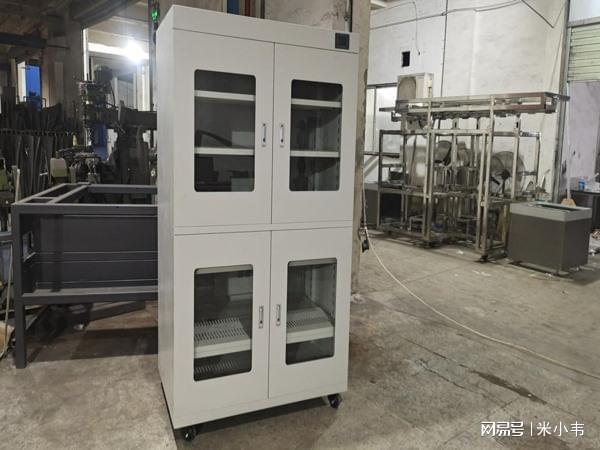 KY集团展柜秘境：馆藏珍品保护者揭秘实木会展展柜的防护之道！(图1)